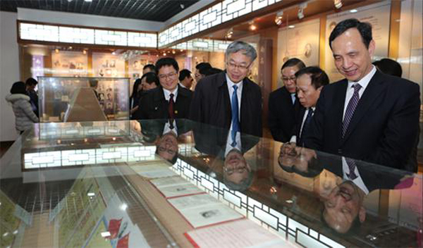 　　3月22日下午，朱立伦率团到南京大学访问，南京大学校长吕建在校史馆向朱立伦作介绍。 南京大学新闻网 图