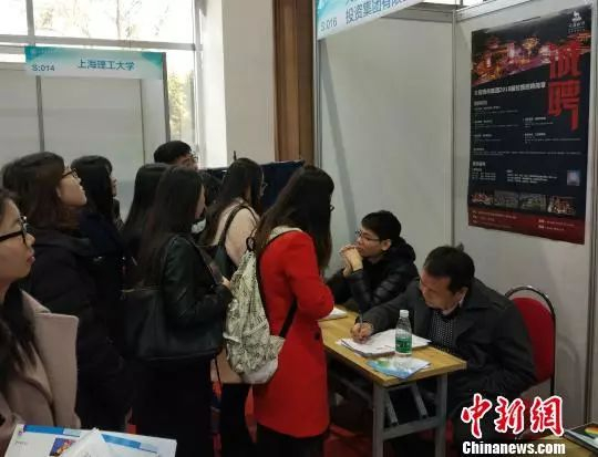 资料图：求职者与用人单位意向交流。　项飞　摄