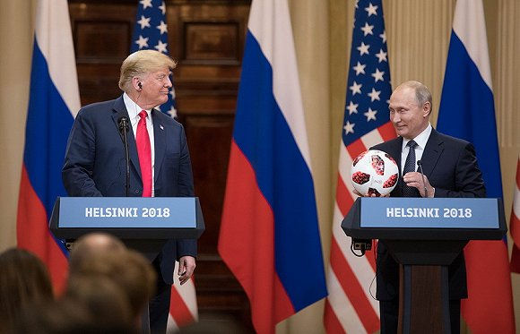 发布会上，普京送给了特朗普一个足球。图片来源：视觉中国