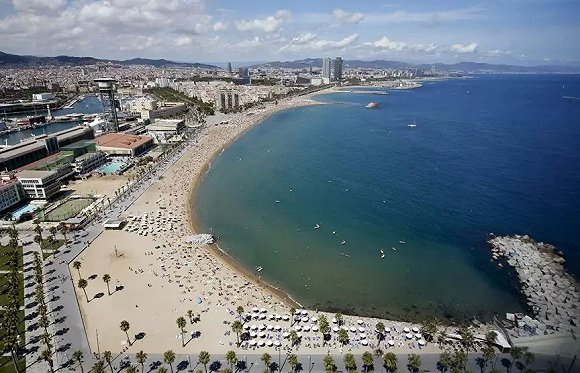  巴塞罗那居民每年平均休假30.5天。图片来源：路透社/ Albert Gea