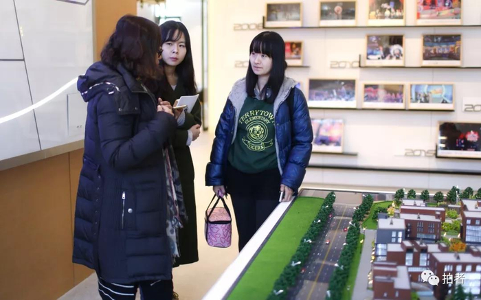  △&nbsp;2016年2月16日，北京，尚处哺乳期的新京报记者温薷带着奶盒采访。摄影/新京报记者浦峰