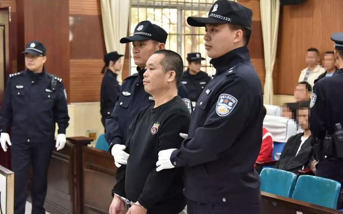  罗朝焕（图中戴手铐者）。平南县法院供图