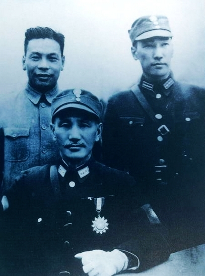 蒋介石（中）与蒋经国（左）、蒋纬国（右）