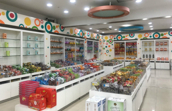  天喔总部门口的自营超市。摄影：杨立赟