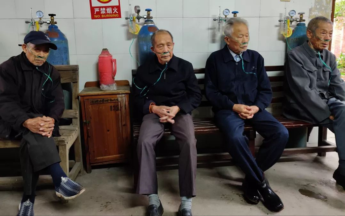 ▲病人们在308房间吸氧，这是他们为数不多的集体社交时刻。新京报记者 张一川 摄