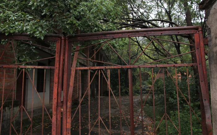 ▲现在住院部第四栋病房已经废弃。新京报记者 张一川 摄