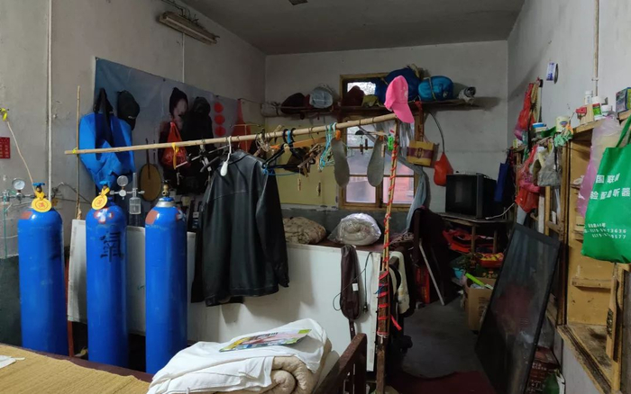 ▲孙舍荣的病房除了氧气罐，还有很多生活用品。新京报记者 张一川 摄
