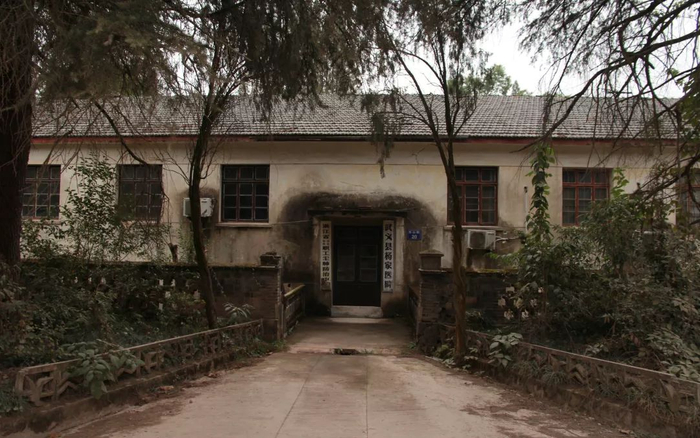 ▲杨家医院的办公楼掩映在山林中。新京报记者 张一川 摄