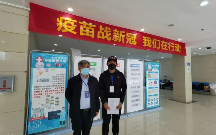  ▲任超与工作人员合影。&nbsp;受访者供图
