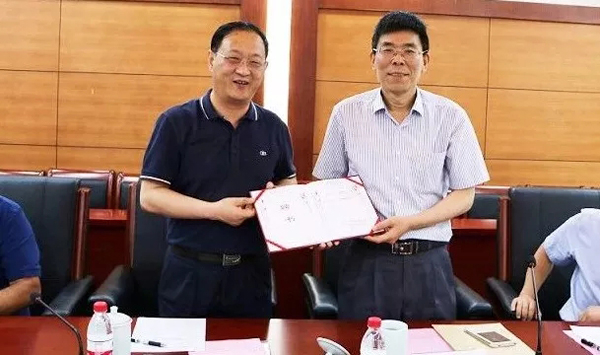 孙红培副书记向李春林副总编颁发聘书。 &nbsp;本文图片均来自“北师大新闻传播学院”微信公众号