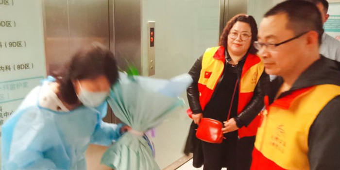 【暖新闻】泰州一群志愿者冒雨赶到南京 送救