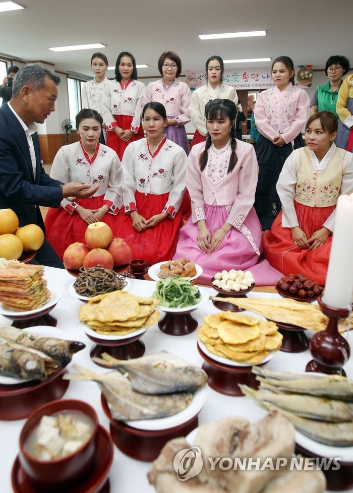  韩国外籍新娘学习祭祀礼仪。（韩联社）