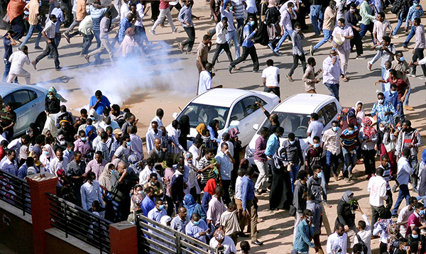 　当地时间2018年12月25日，苏丹喀土穆，示威者举行反政府游行。视觉中国 图