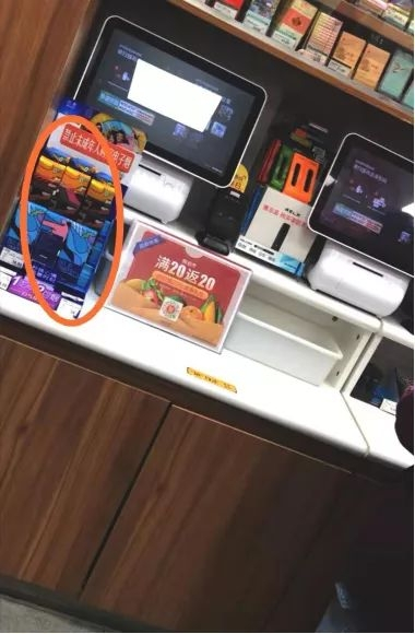 △北京一家便利蜂自助结账设备旁，圆框内为电子烟 杨乔摄