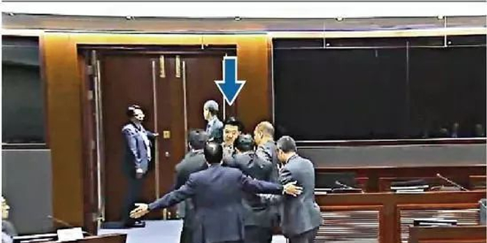 港独闹场称听国歌就想呕 当场被怼:请离开香