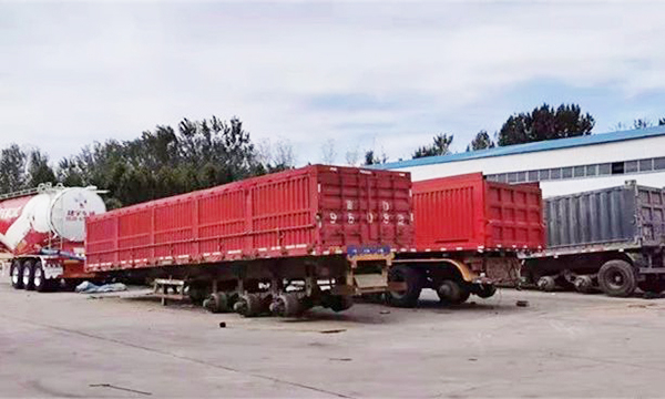  在拳铺镇的改装车院内，三轴挂车的栏板高度明显超标。本文图片&nbsp;“北青深一度”微信公号