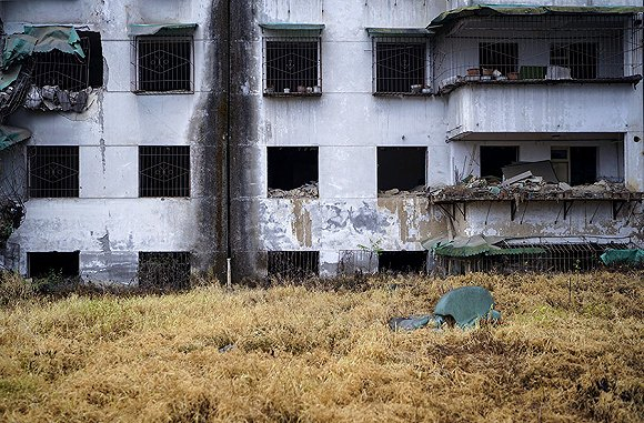母亲原本住三楼，地震把它变成了一楼，一小半还陷在地面之下。摄影：吕萌