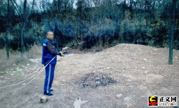 犯罪嫌疑人指认挖坟地点。