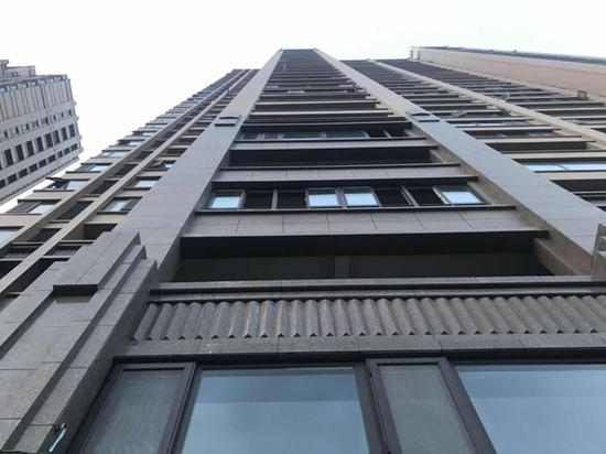 10号楼位于小区最南端，有32层，位置隐蔽。 澎湃新闻记者 袁杰 图