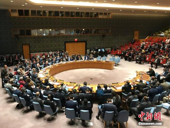 　　当地时间4月14日，联合国安理会举行紧急会议，讨论前一天美国、英国、法国对叙利亚实施军事打击问题。图为安理会会议现场。 中新社记者 马德林 摄