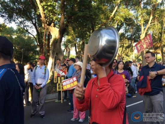  国民党发动反核食游行，民众敲锅碗瓢盆喊“还我食安”。（图片来源：台湾“东森新闻云”）