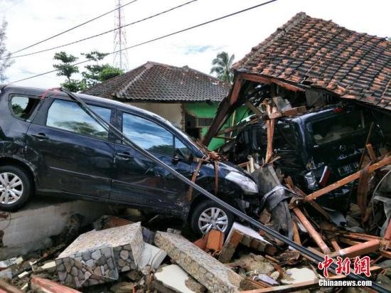 　　在一个叫Sukarame的村庄，距海边近百米范围内的房屋或完全倒塌或严重损毁，电线杆变压器倒地，被海浪冲毁的各种汽车或卡在树间或趴上残墙，一路所见满目疮痍。