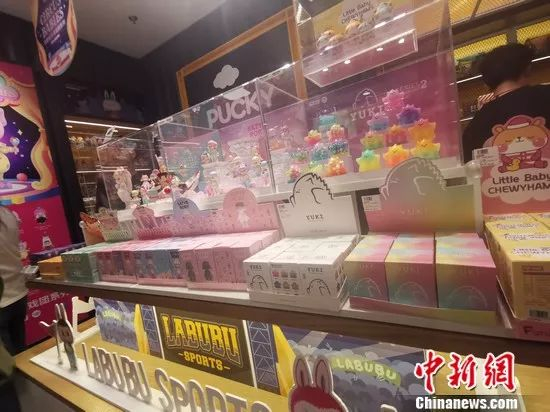 　　图为泡泡玛特门店内琳琅满目的盲盒。目前泡泡玛特在售超过20余款，仅Molly玩偶已累计推出超40个系列。 谢艺观 摄