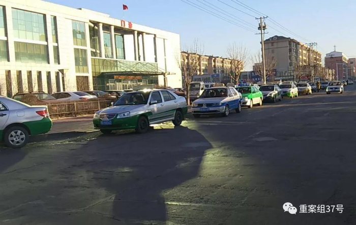 ▲12月28日，在甘南县街头排队等活儿的出租车。 新京报记者 赵朋乐 摄