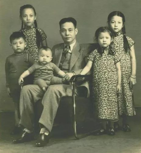 △周信芳和子女们的合照，他怀里抱着的是周英华。