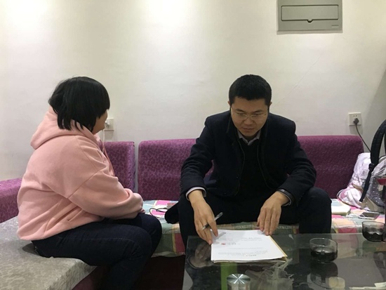 林茉在向律师咨询。受访者供图