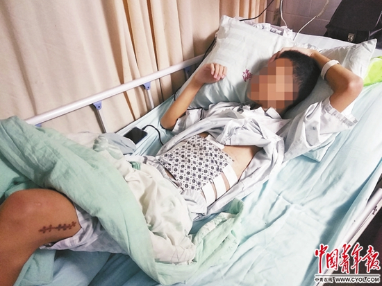 被捅伤的学生。郭秋林/摄