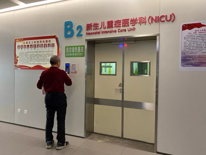 10月29日上午，黄维平从新生儿监护室接孩子出院。新京报记者&nbsp;祖一飞 摄