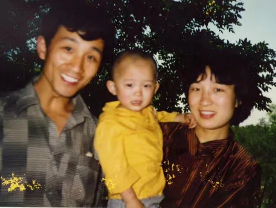  曾经的李静芝一家三口合影。