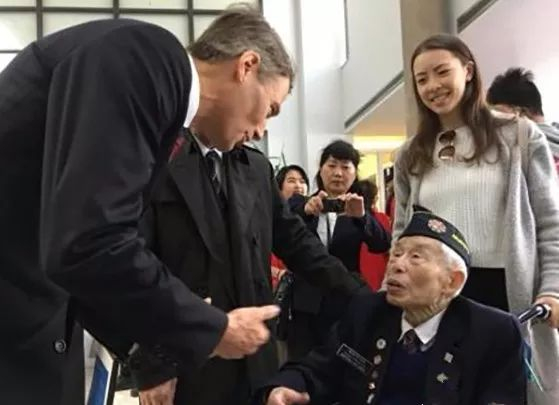 　　▲4月22日，温哥华市长罗品信（Gregor Robertson）在就歧视华人历史向华人道歉的市议会特别会议结束后，与出席会议的95岁华裔退伍老兵李文英交谈。 图片来源：中新网