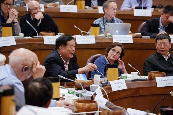 ▲&nbsp;2014 年 1 &nbsp;月 4 日，首届东西方慈善论坛在美国夏威夷举行，曹德旺应邀出席论坛。该论坛是中美慈善交流历史上第一次大规模的慈善家聚会，共有 50 位中美代表出席