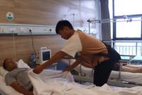 老夫妻被撞大学生挺身送医:怕碰瓷但更怕良心不安