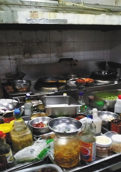 执法人员查处的“黑外卖”后厨，现场脏乱不堪。北京市食药监局供图