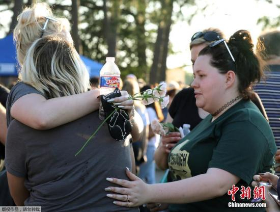 　　哈里斯县警长冈萨雷斯在推特上称，枪手被捕，同时还有第二名嫌疑人被拘。两人应该都是该校男学生。图为民众自发为遇难者哀悼。