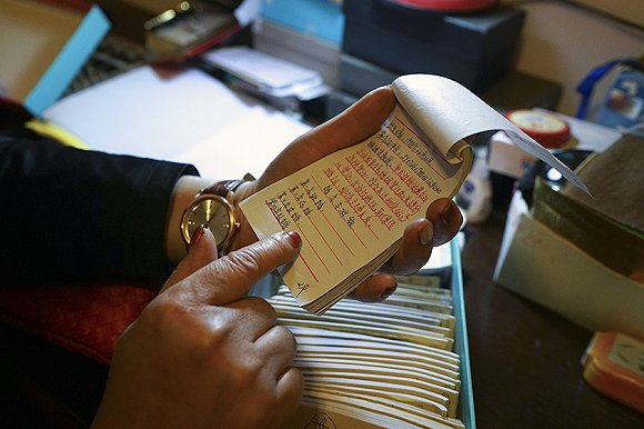 出狱后，李桂花养成了每晚写生活感悟的习惯。她写在小本子上，已经积累了四五十本。摄影：吕萌