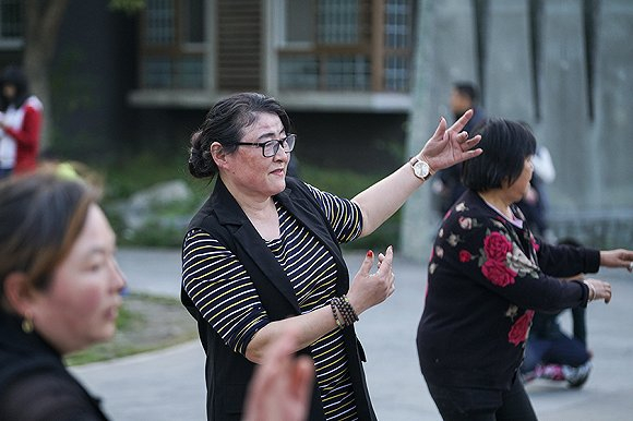 地震多年以后，李桂花经常在傍晚跳舞。不过，她是到一公里之外六妹家的小区跳。摄影：吕萌