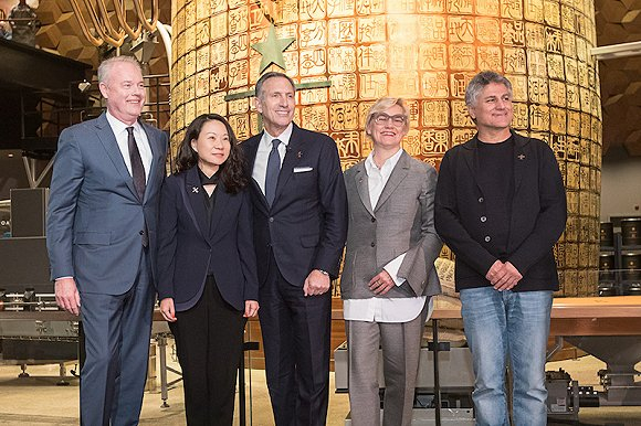 舒尔茨（中）及星巴克高管在一起；左二为星巴克中国CEO王静瑛。