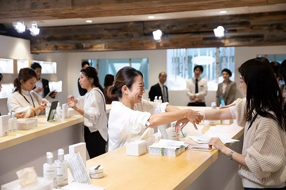 养生堂在东京表参道的发布会现场 图片来源：品观网