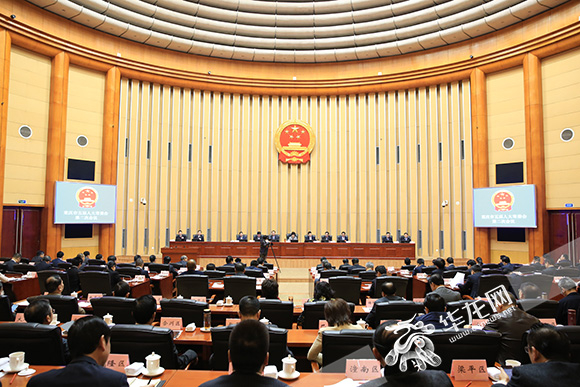 　　29日上午，重庆市五届人大常委会第二次会议第二次全体会议上，表决通过了一批人事任免事项。 记者 刘嵩 摄