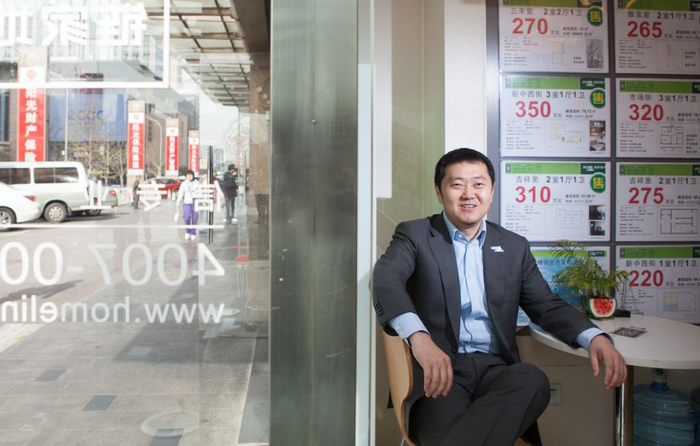 早年，左晖在链家门店里。摄影：邓攀