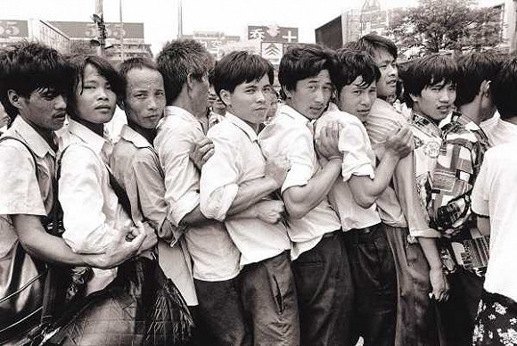 排队购票盛况（历史资料图）