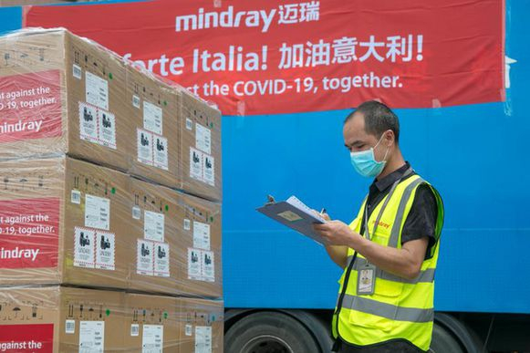 (2月26日，迈瑞医疗正在核对首批发给意大利的抗疫设备清单)