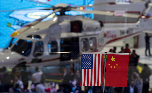 2018年11月6日，上海，首届中国国际进口博览会第二天，场馆内的中美国旗。视觉中国 资料