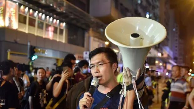 区诺轩手持扩音器阻碍警察执行公务。