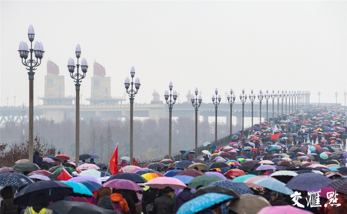  2018年12月26日，完成维修改造的南京长江大桥公路桥，面向公众开放参观三天，12月29日恢复通车。苏阳 摄 视觉江苏网供图