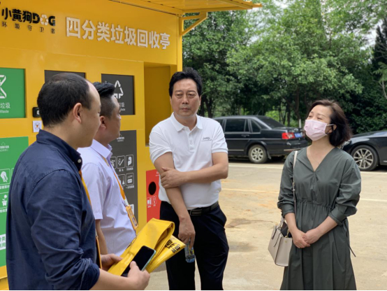 右一为江西省水利厅后勤中心副主任潘春茹